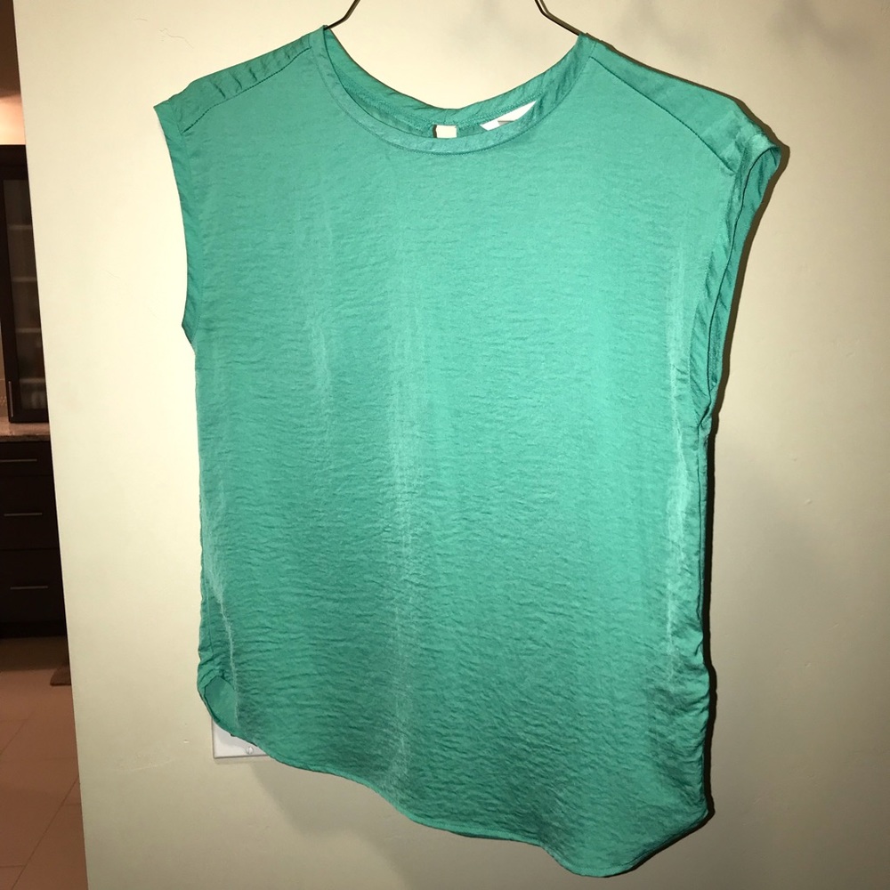 🎉HP 5/18🎉 H&M green blouse